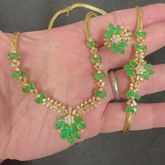 Estate 18.00ct Emerald 4.50ct Diamond 18k Gold Necklace Bracelet and Ring Set